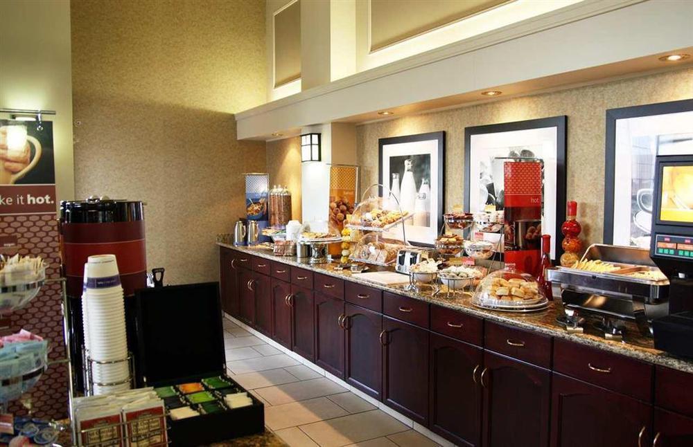 Hampton Inn & Suites By Hilton Calgary-Airport Restoran gambar